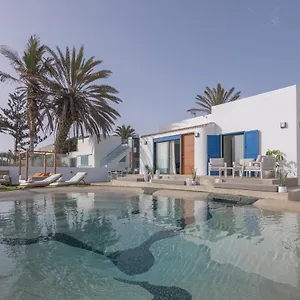 villa-eden-corralejo-bay-beachfront-pool-bbq-wifi-by.hotelsfuerteventura.org/